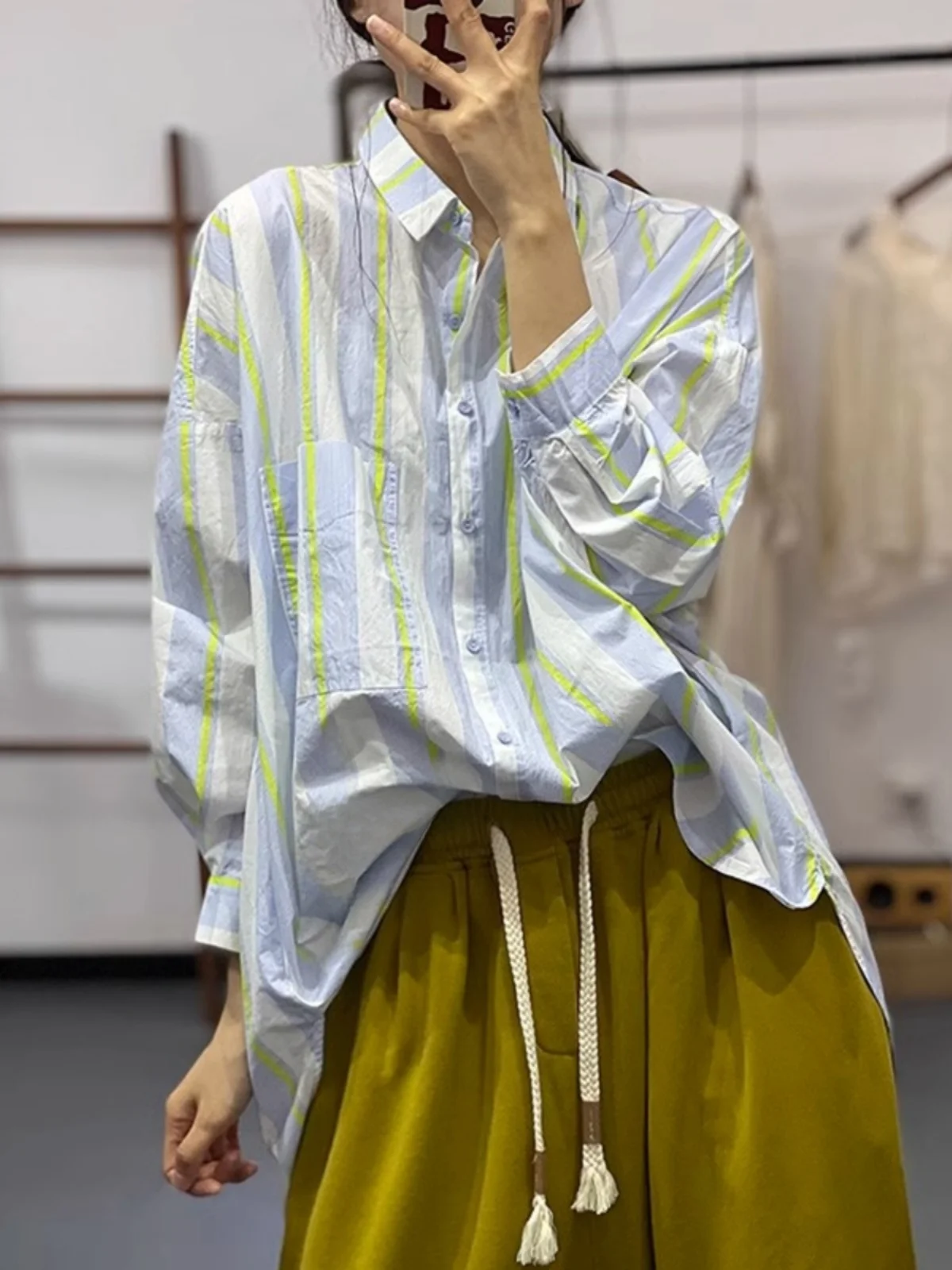 Damska koszula w japońskie paski, z bawełny i lnu, codzienna, długa, luźna, zapinana na guziki, o średniej długości.