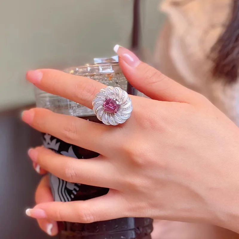 vintage medium -style jewelry light luxury temperament powder drill spiral ring high -level sensor retro diamond women's ring