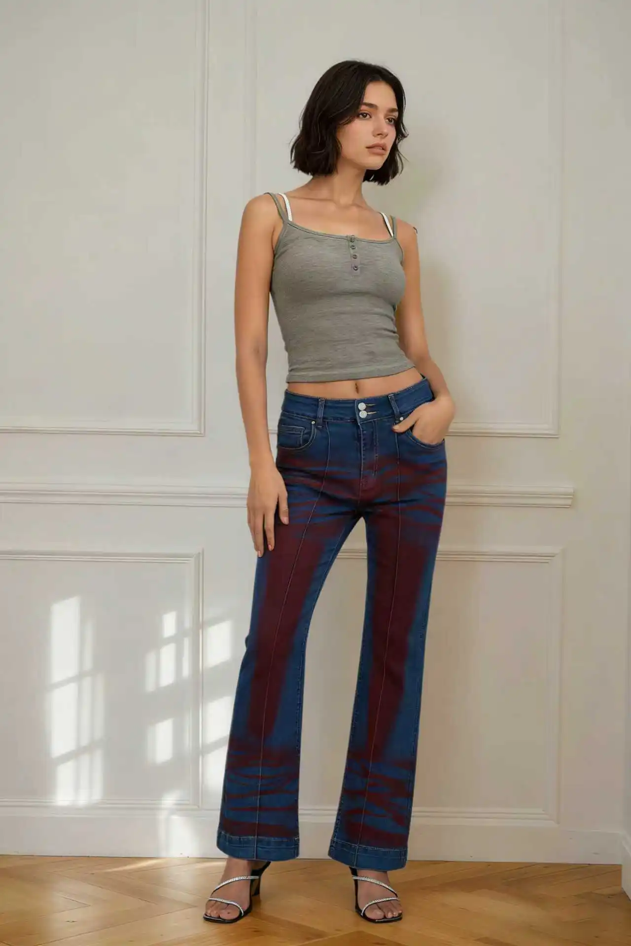 

Джинсы-клеш с эффектом потертости и уникальной текстурой, сочетающейся из синего и красного цветов.