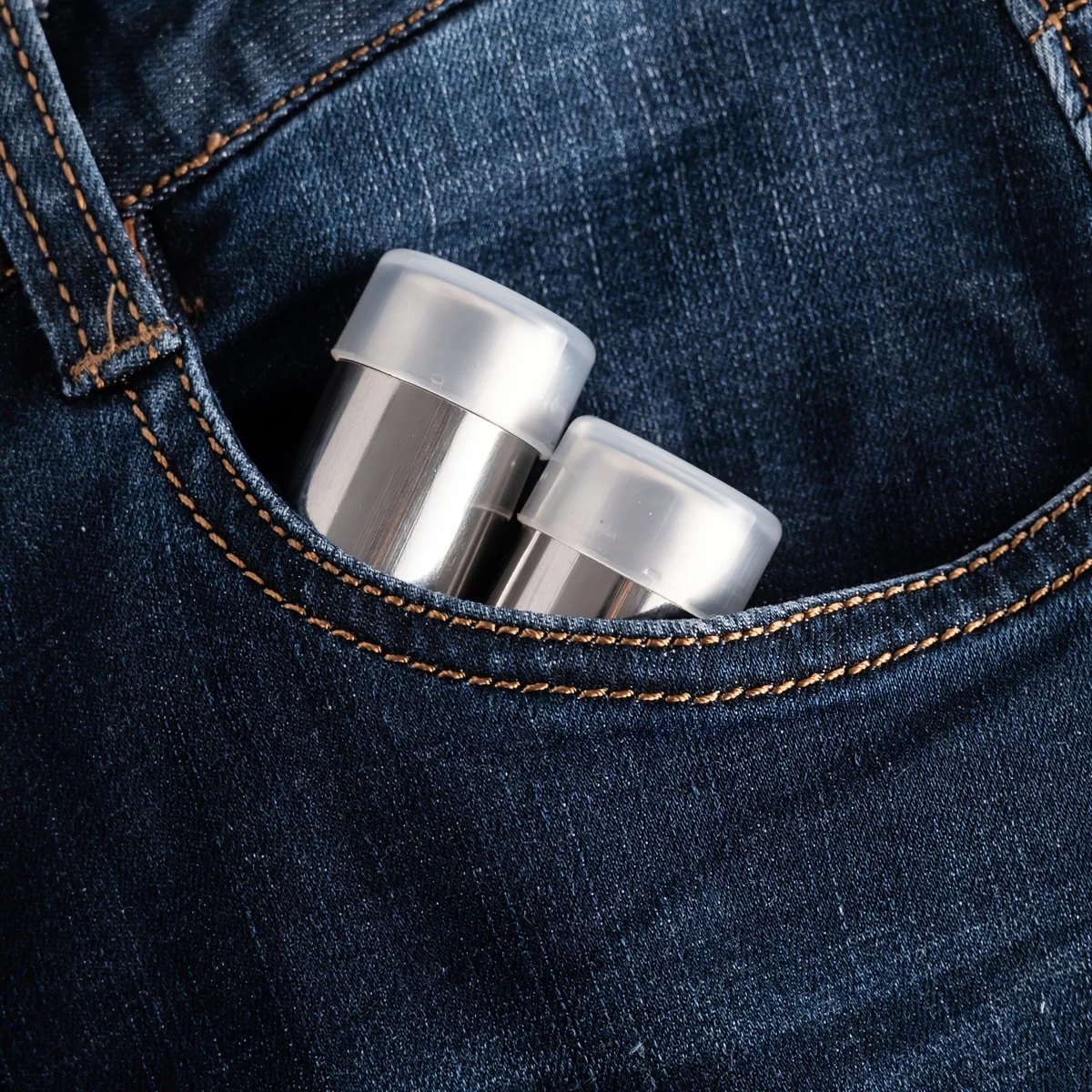 قطعتان من برطمانات توابل صغيرة من الفولاذ المقاوم للصدأ، هزازات ملح وفلفل خارجية محمولة