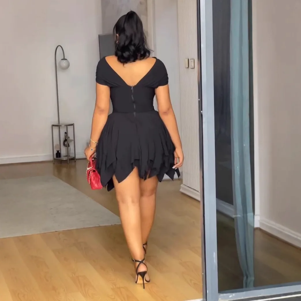 فستان نسائي صيفي غير منتظم بطبقات مزدوجة وتنورة قصيرة مع فتحة عنق حلوة وخصر محكم تصميم عصري 2025