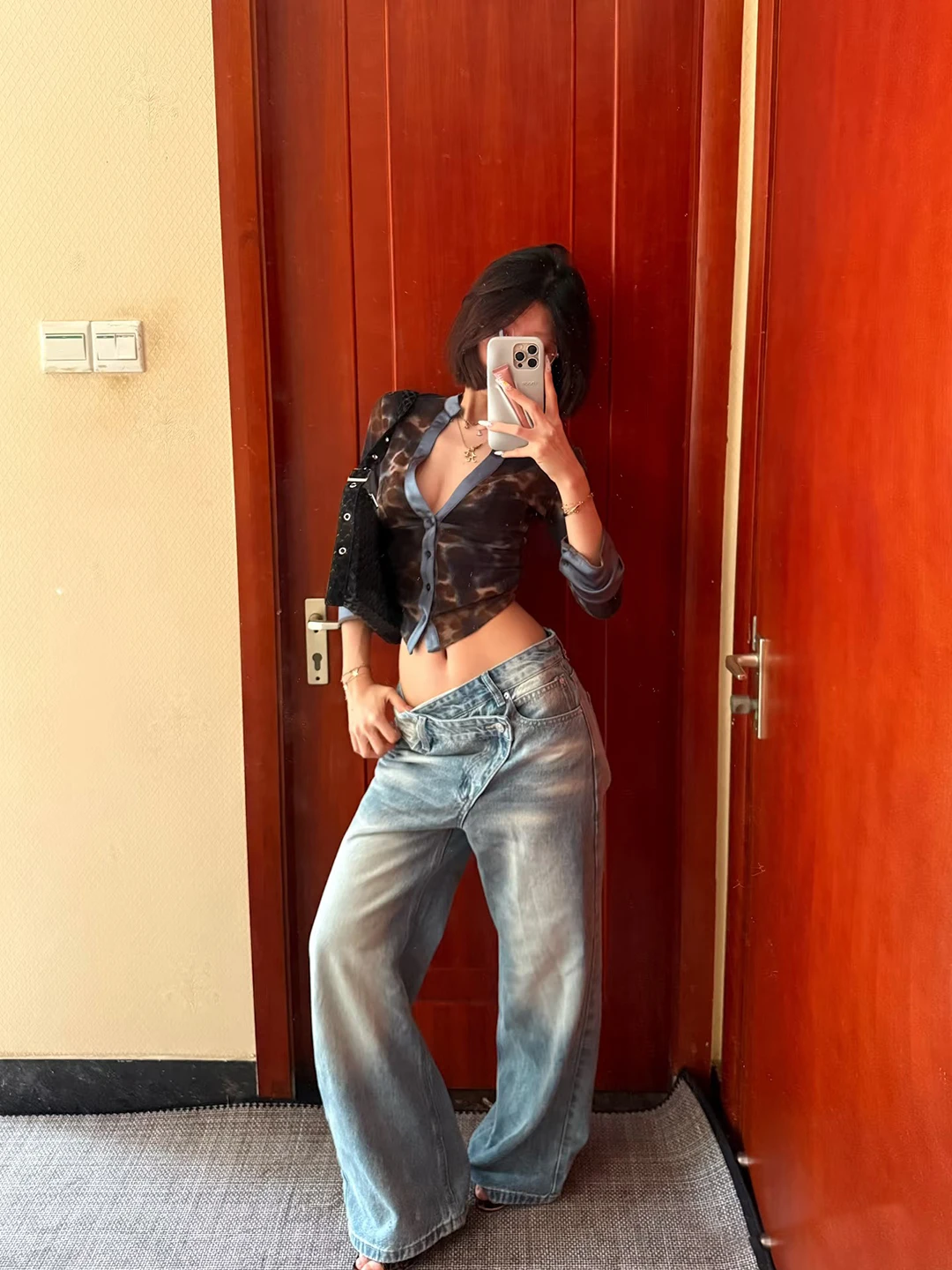 Swetry Bluzy Kardigany Damskie Dzianinowe Wykonane z Rockowego Alternatywnego Materiału z Nitką Lureksową Festiwal Koncert Scena Występ Moda Edgy Casual