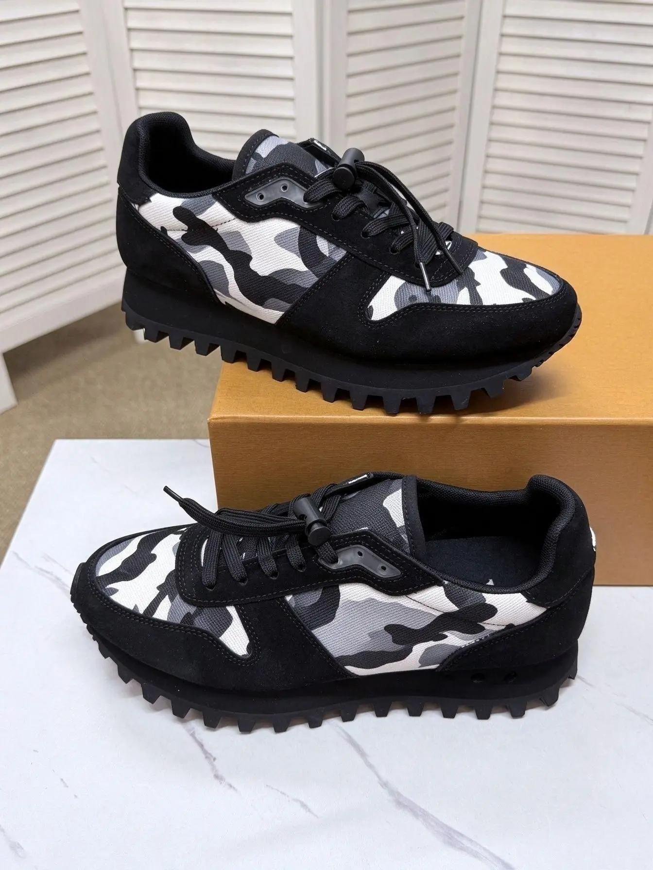 Unisex Outdoor Lace-up Sneakers Black White Camo Canvas Suede Splicing Non-slip Serrated Rubber Outsole Daily Shoes