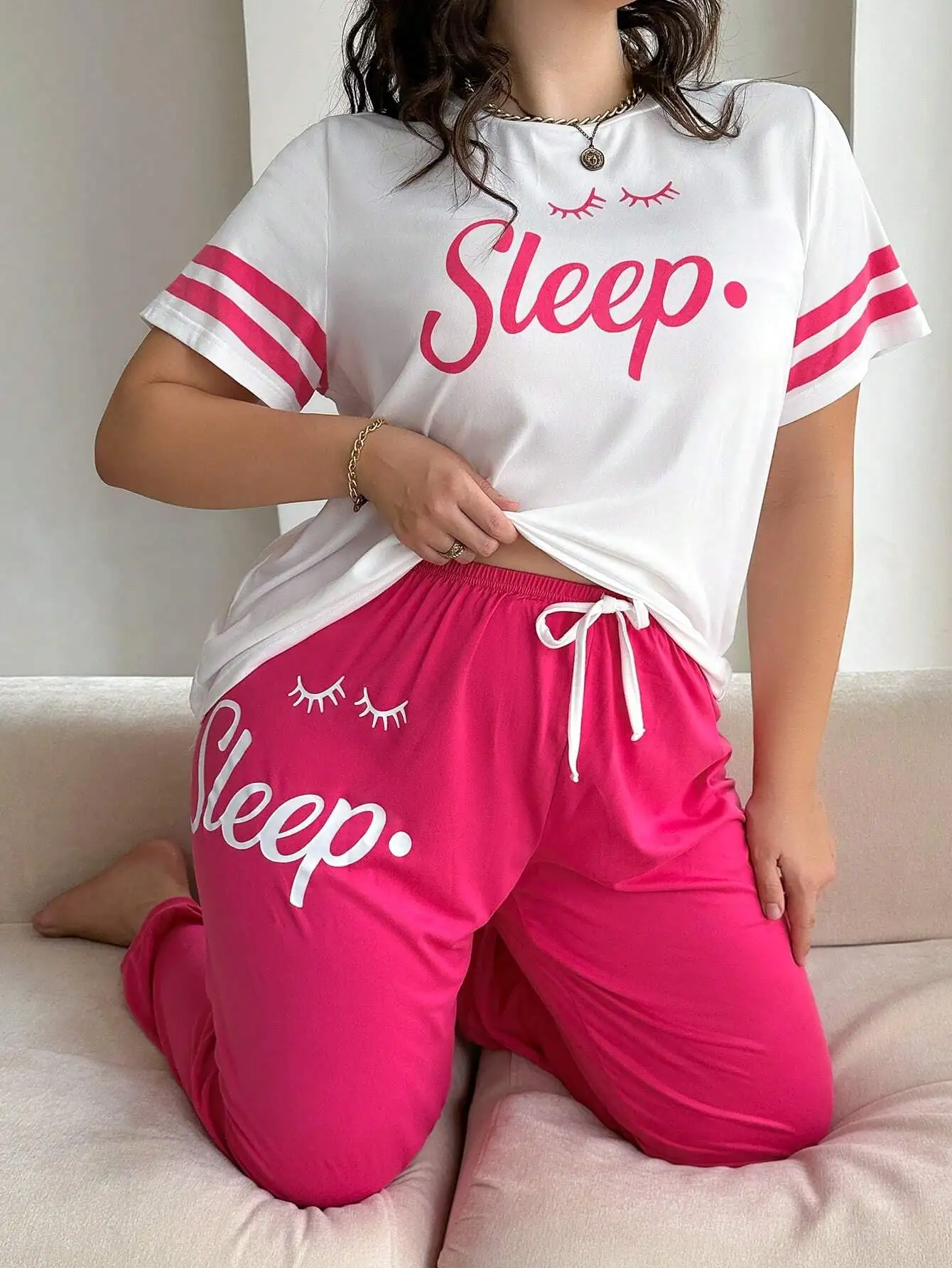 

Женский пижамный комплект больших размеров с принтом: топ с коротким рукавом и длинные брюки