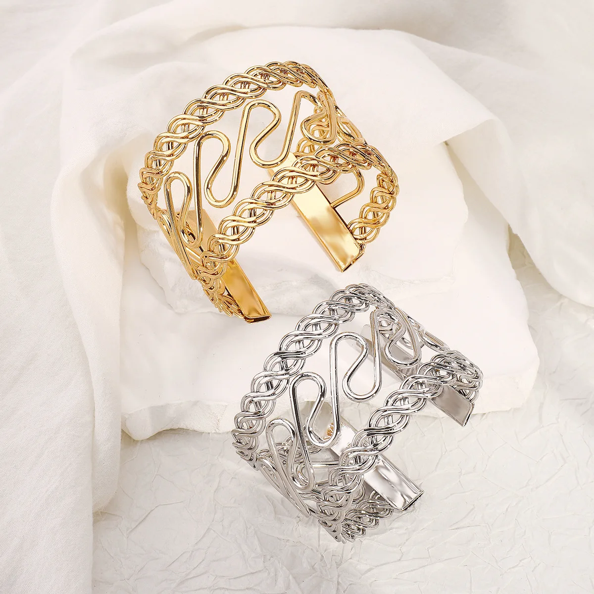 B2754 exaggerated hollow metal opening bracelet, fashionable personality, high-end temperament, simple niche bracelet