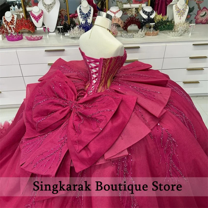 ホットピンクのストラップレス、スイートハートネックラインのキンセアニェーラドレス2025、アップリケとビーズ刺繍のボールガウン、15歳のパーティードレス、ティアードフリル、カスタムメイド