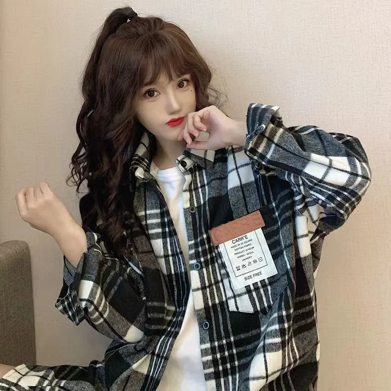 Retro Hong Kong Style Checkered Shirt Covers the Belly and Slims Down Pregnant Women Can Wear the New 2024 Autumn Women's Coat