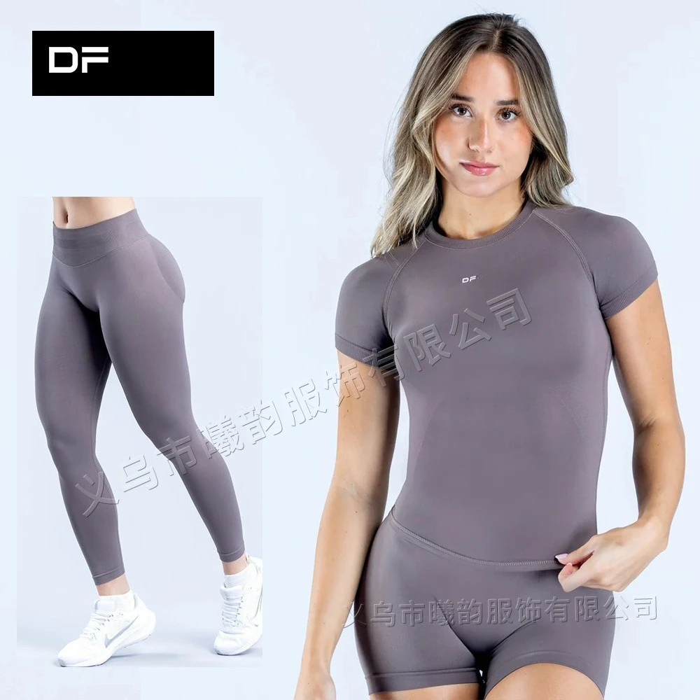 Tweedelige yogakleding voor dames, bestaande uit een top met korte mouwen en een legging/short met hoge taille, geschikt voor trainingen in de sportschool - afbeelding 2
