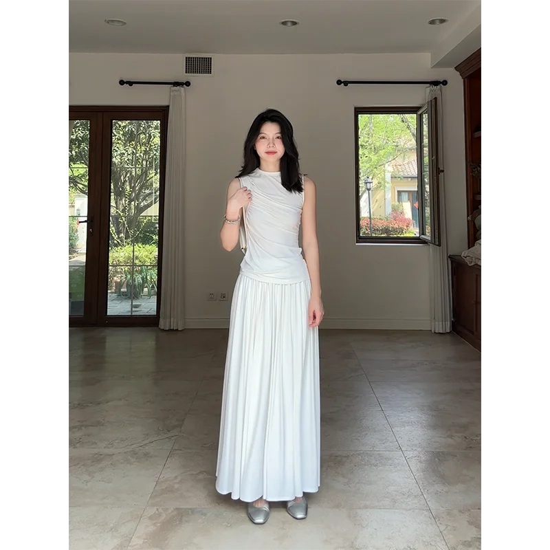 

Модный женский комплект: топ с круглым вырезом и плиссированной юбкой с высокой талией, визуально стройнящая фигуру