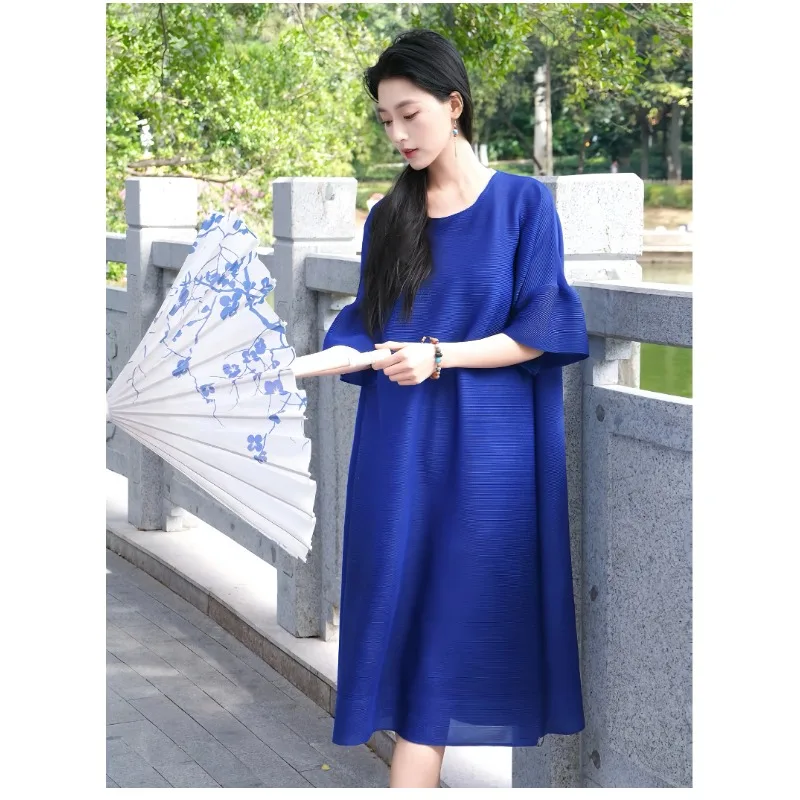 

Плиссированные платья Miyake 2026, новое свободное модное синее платье больших размеров, женское летнее свободное платье средней длины с тонкими складками