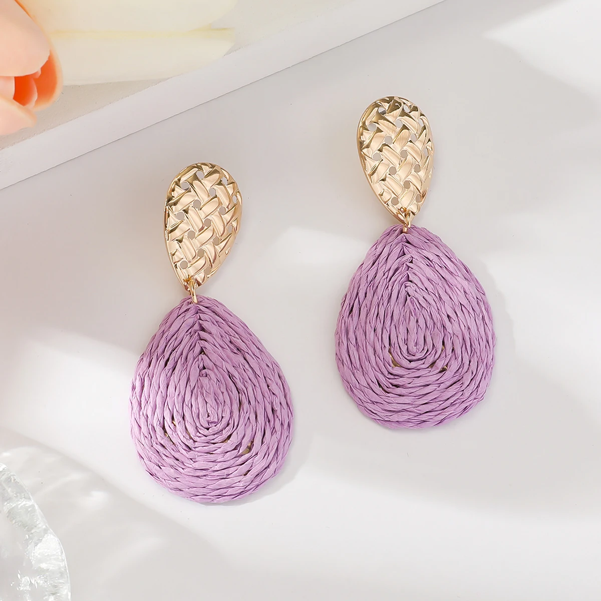 أقراط متدلية من الرافية المنسوجة يدويًا مستوحاة من البوهيمي، إكسسوارات أنيقة وفريدة من نوعها على شكل دمعة مثالية للنساء للاستخدام اليومي