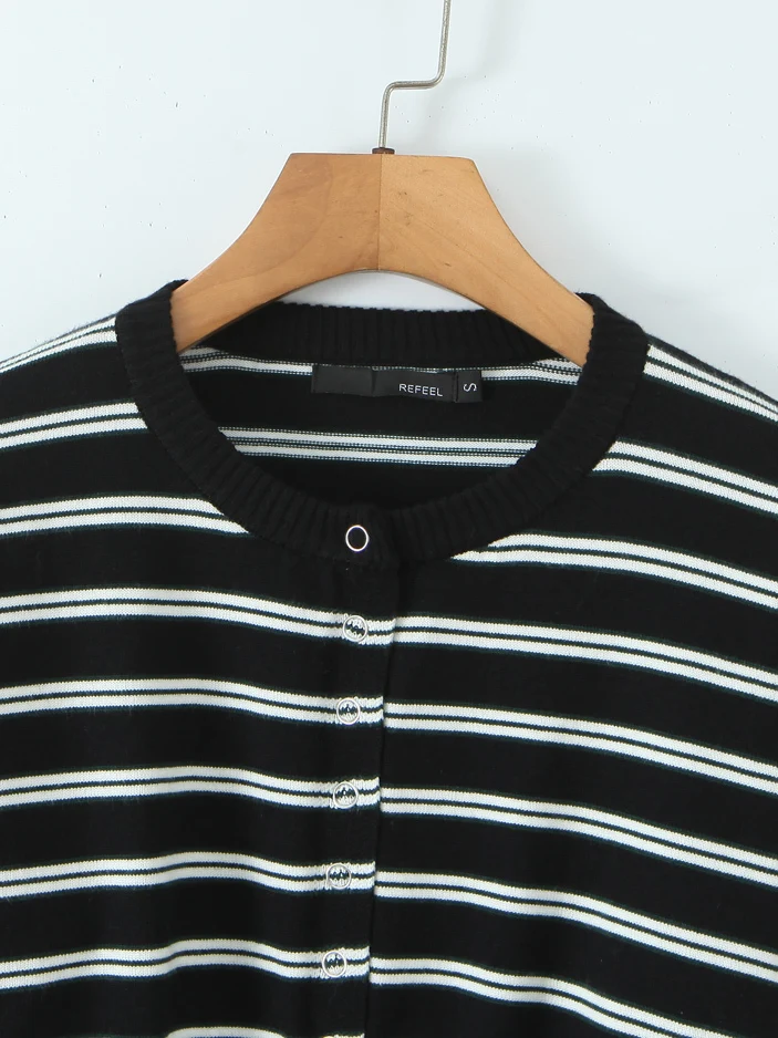 เสื้อสเวตเตอร์ถักไหมพรมทรงยาว แขนยาว คอวี ลายทางสไตล์เรโทรแบบอเมริกัน เน้นเอว ทรงเซ็กซี่ หรือเสื้อท่อนบนเอวสูงสำหรับผู้หญิง