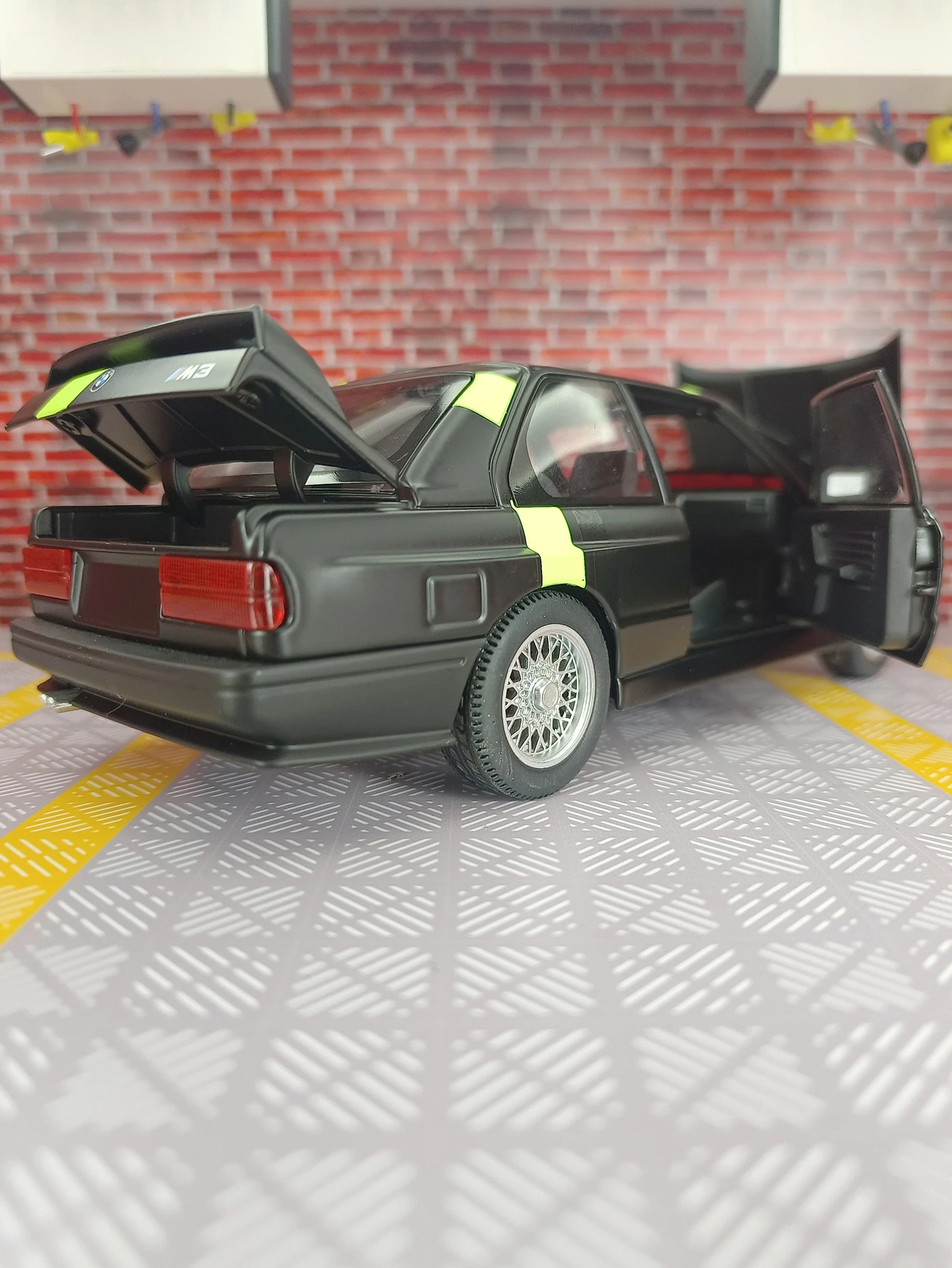 1:24 M3 E30 1988년식 도색 합금 풀백 장난감 자동차, 도어, 후드, 트렁크 개폐 가능, 친구 생일 선물로 주어도 좋습니다.