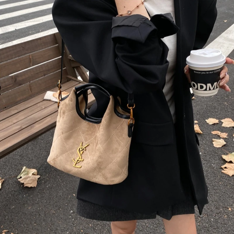 

Chic Women Handbag Stylish Canvas Crossbody Bag Spacious Interior with Zipper Pocket Comfortable To Carry Casual Outdoor Bag