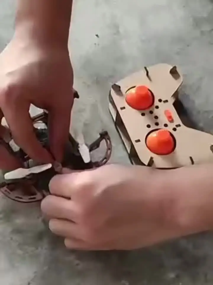 Kit Dron De Madera Con LED, Despegue Con Un Botón, 3 Velocidades Y Giro 360° – Monta Y Vuela Tu Propio Cuadricóptero
