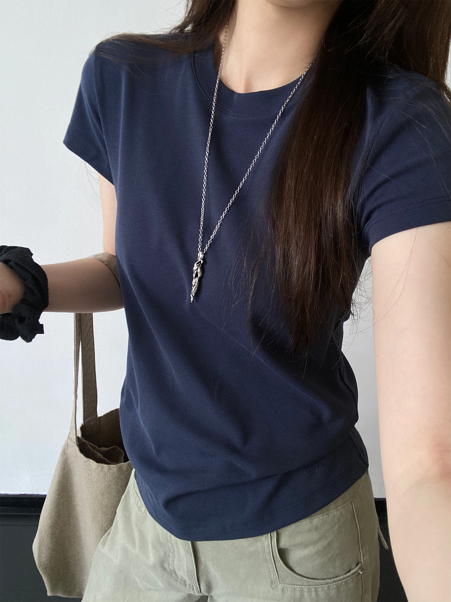 

Женская футболка Slim Fit с круглым вырезом и короткими рукавами, эластичная, в современном стиле, повседневный топ, летняя, износостойкая, модная женская одежда