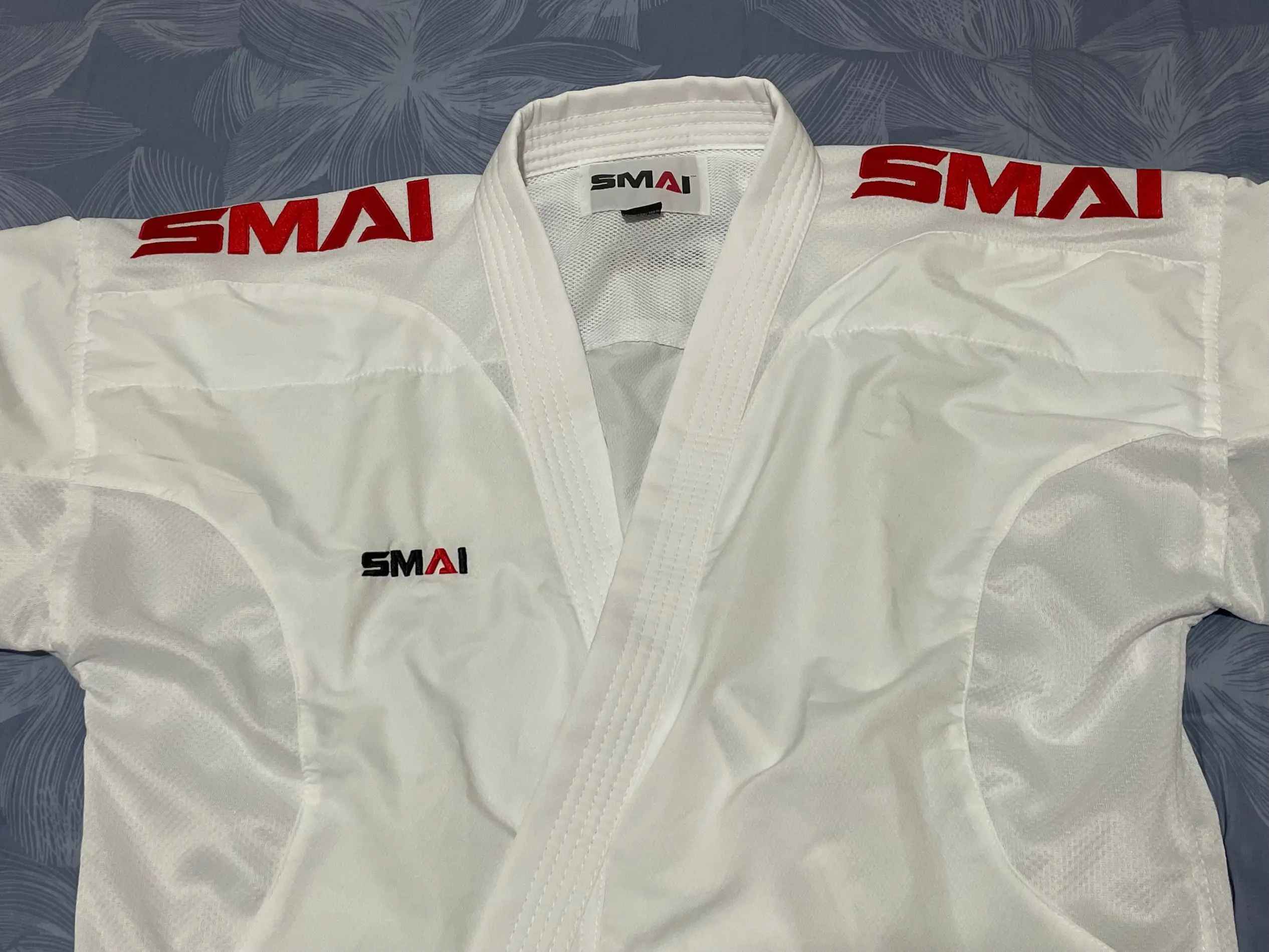 Unisex logotipo vermelho karate uniformes, vermelho, azul, branco ombro bordado, WKF, Smai, Smaite, WKF, oficial