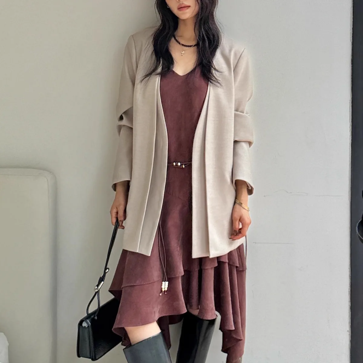 

VTKW Женский однотонный однотонный однотонный костюм с v-образным вырезом и поясом, весна 2025 г., высококачественный свободный цельный костюм