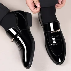 Schwarze Lacks chuhe schlüpfen in formelle Herren schuhe plus Größe Point Toe Hochzeits schuhe für männliche elegante Business-Freizeit schuhe