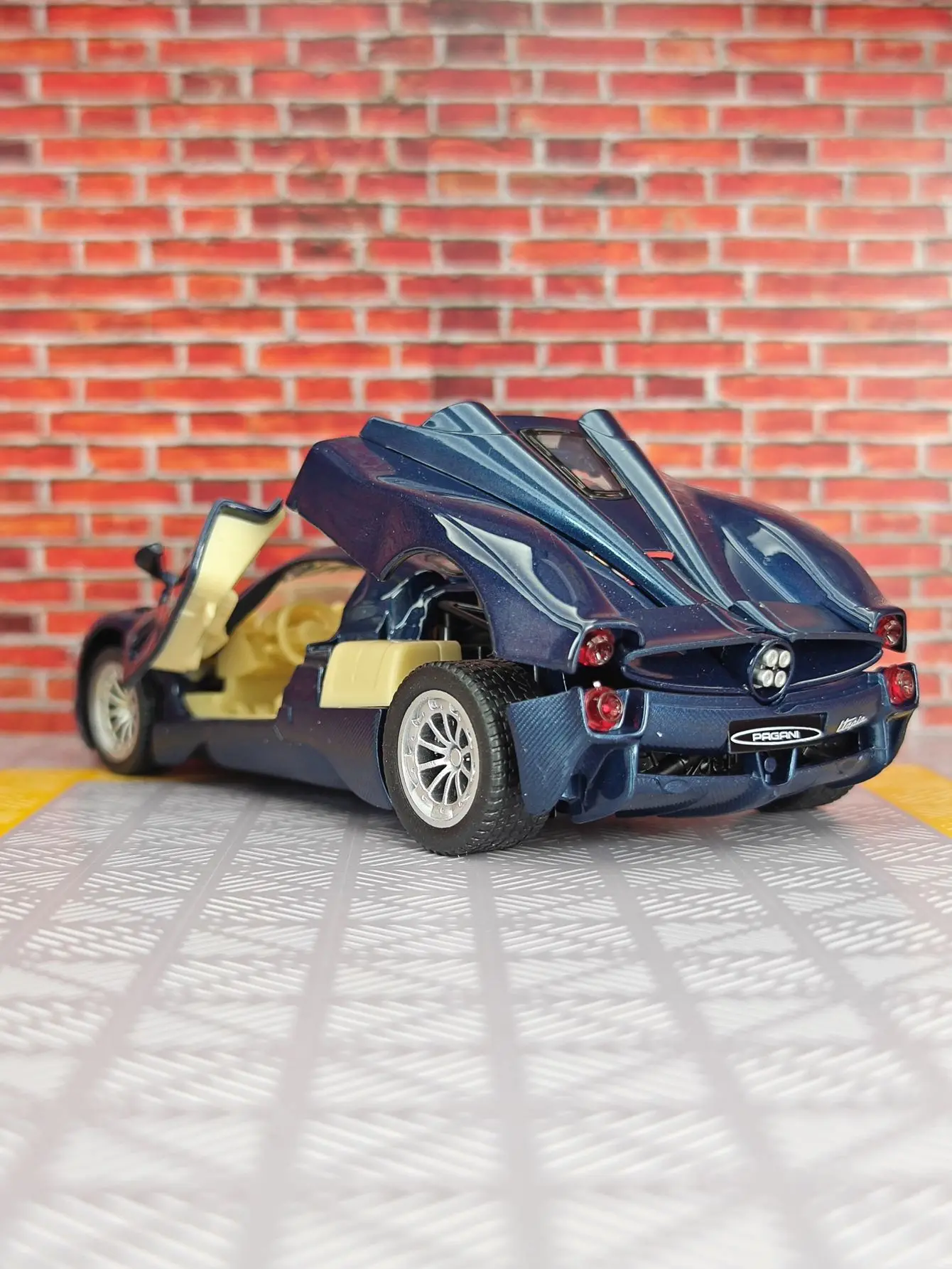 1:32 باجاني يوتوبيا سبيكة نموذج سيارة الصبي لعبة سيارة هدية عيد ميلاد سيارة لعبة للأطفال مع وظائف الصوت والإضاءة المحاكاة #4