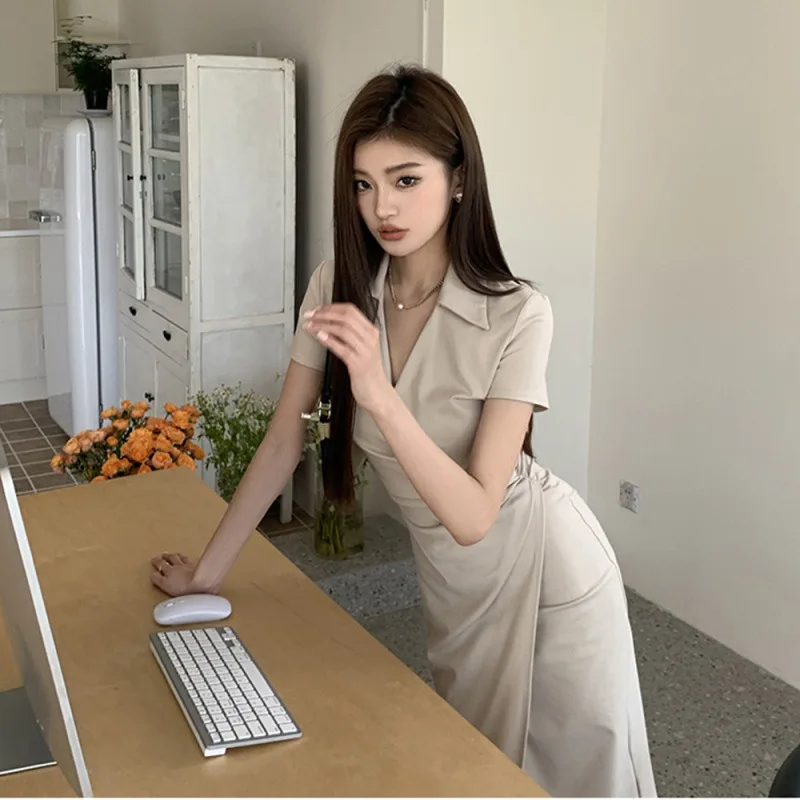 Minimalistische stijl V-hals Effen kleur Asymmetrische geplooide T-shirtjurk met korte mouwen voor dames Zomer Slim-fit split-kokerrok