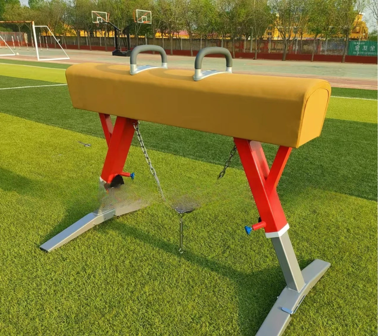 

Гимнастическое оборудование: соревновательный конь для прыжков, передвижной конь-поммельхорс, гимнастический конь-поммельхорс.