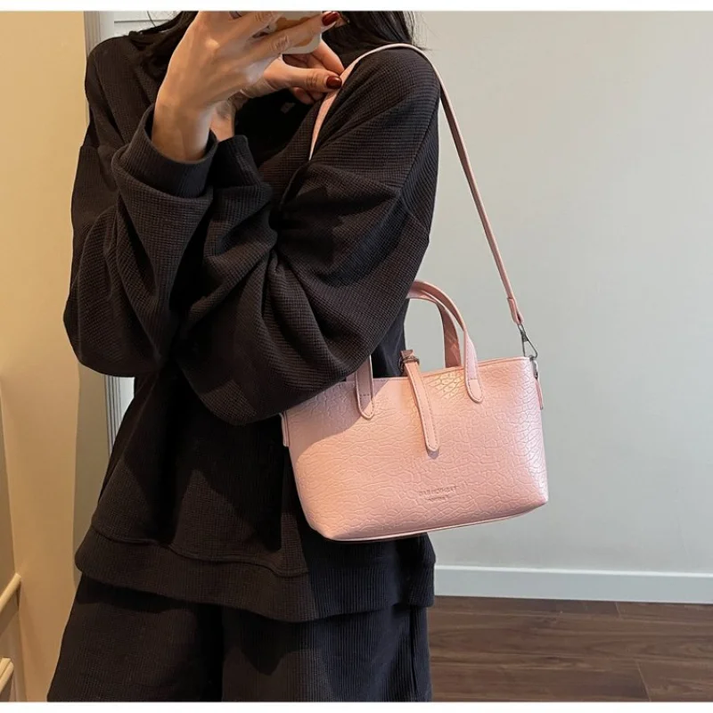 حقيبة يد نسائية عصرية مصنوعة من جلد نوبوك كاجوال فيينا عصرية وواسعة ومظهر يومي ناعم #5