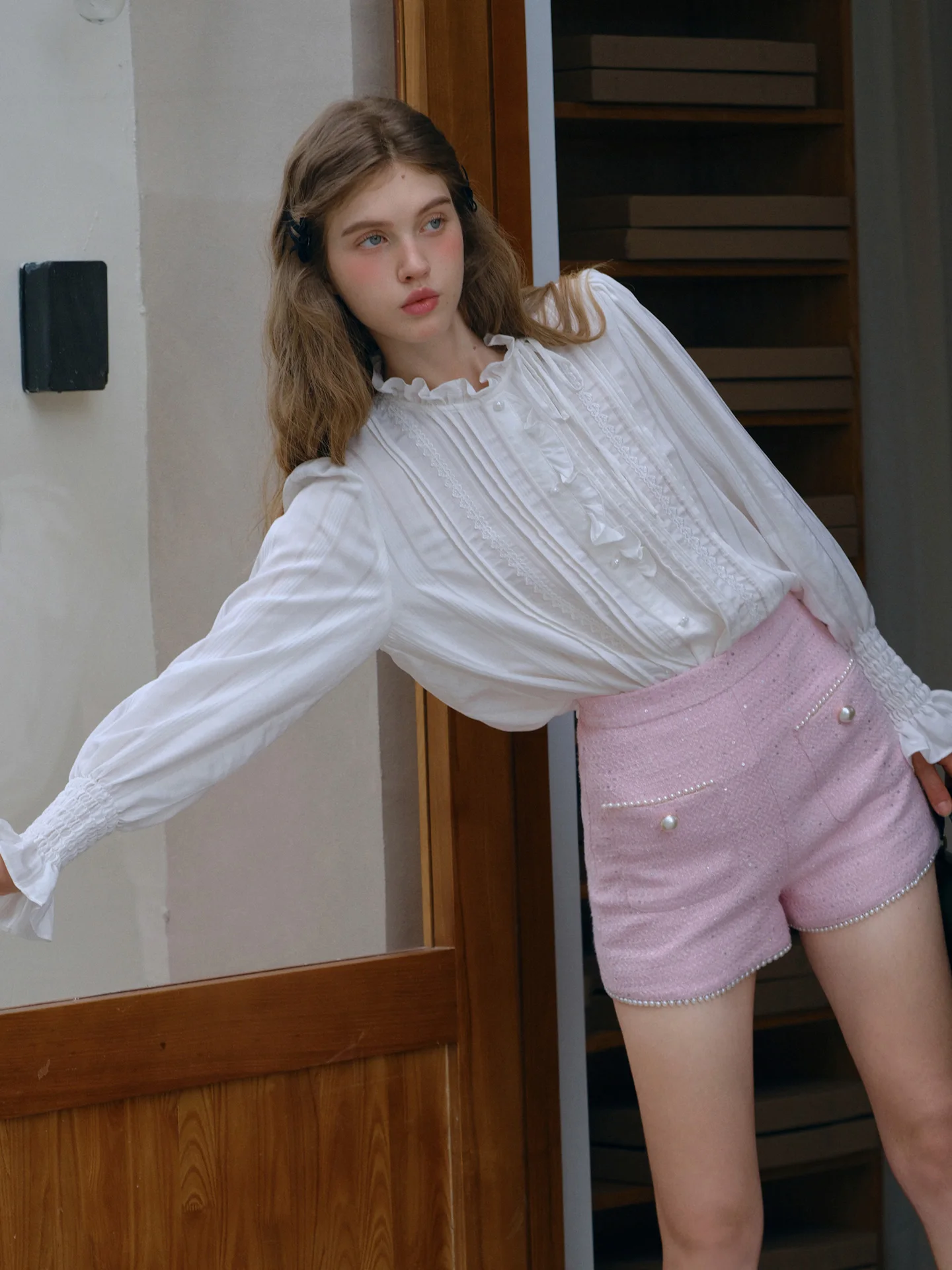 Blusa Elegante Blanca con Cuello Mao y Encaje para Mujer, Estilo Vintage de Primavera-Otoño, Manga Linterna, Top Chic de Alta Gama para el Trabajo