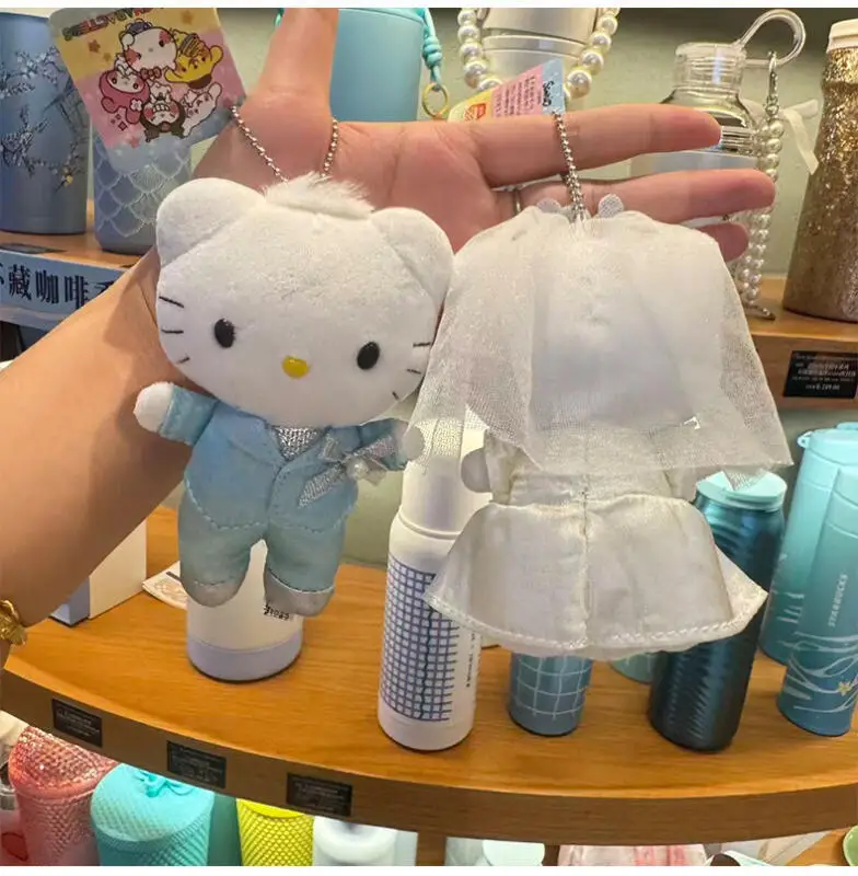 พวงกุญแจตุ๊กตาคู่รักการ์ตูนซานริโอ้ เฮลโล คิตตี้ ชุดแต่งงาน ซีรีส์แดเนียล ของตกแต่งกระเป๋าเป้สะพายหลังสำหรับเด็กผู้หญิง ของเล่นตกแต่งซิป