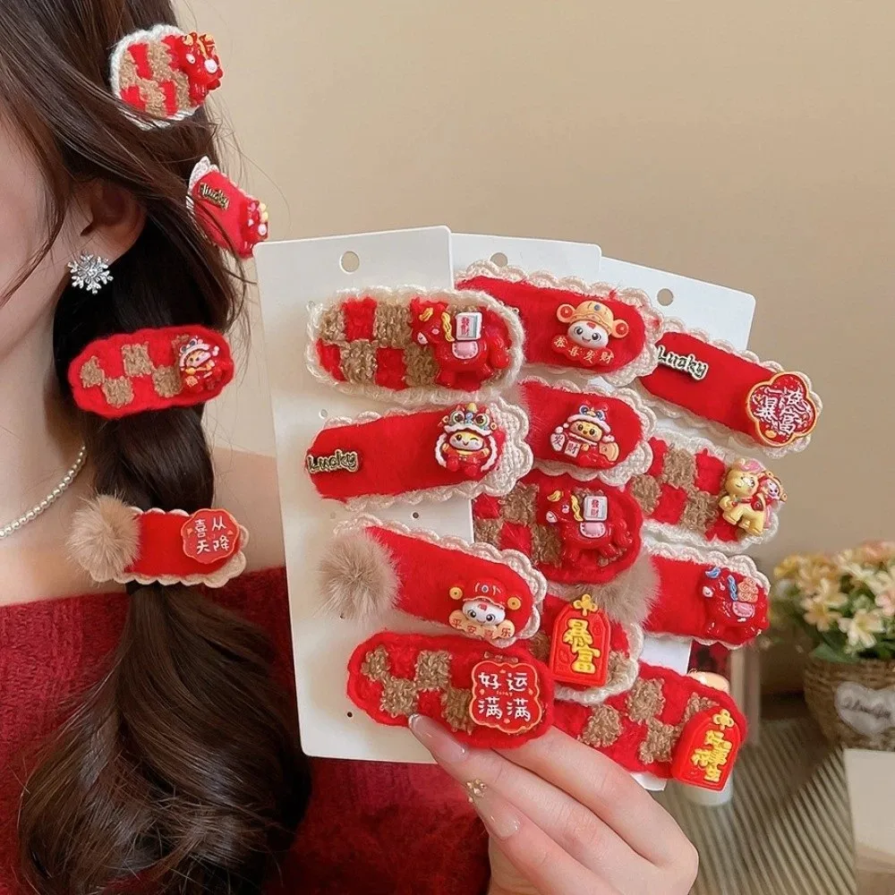 Bestickte Chinesische Yuanbao Pferde-Haarspange Hanfu Haarklammer Japanischer Kimono Kopfschmuck Plüschball Stoff Neujahr Rote Haarspange