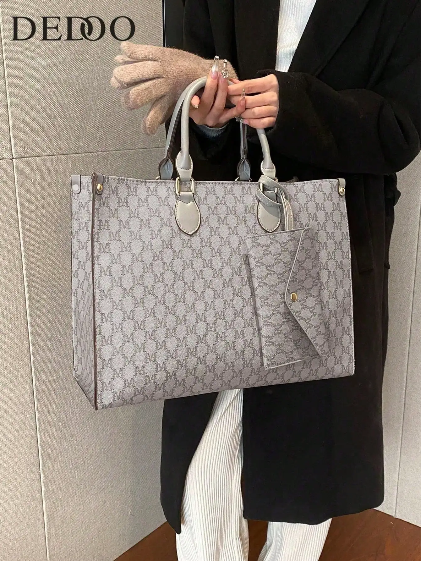 

Большая сумка-тоут с монограммным принтом и передним карманом, легкая и вместительная