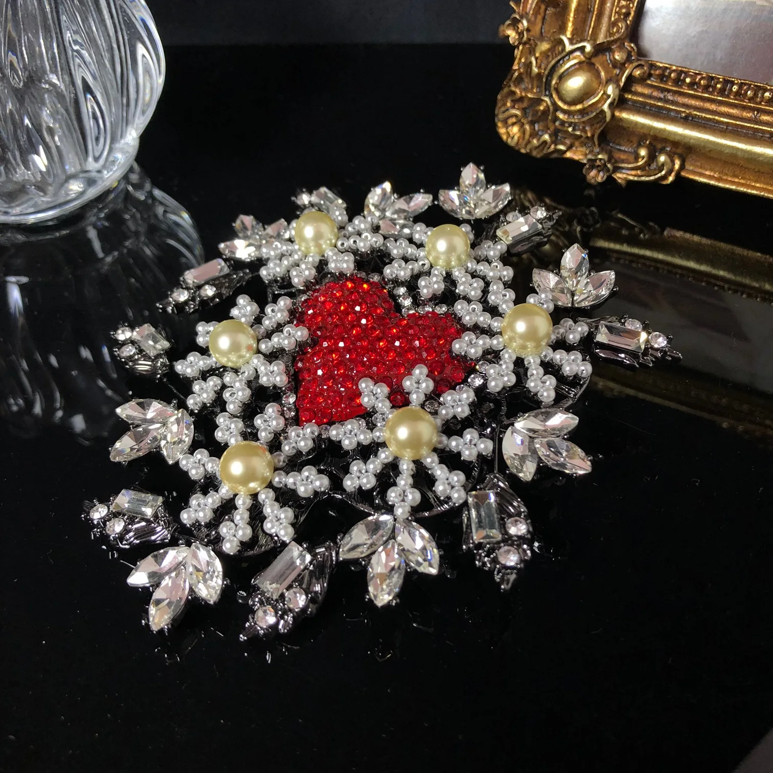 vintageexquisite sweet heart-shaped leaf brooch Gemstone handmade copper fresh brooch