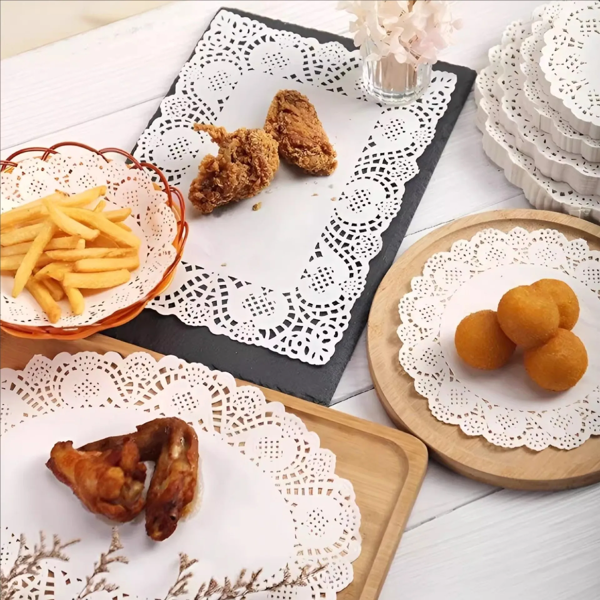 50/100 Stück Tischsets aus Papier mit Spitzenrand, Cupcake-Untersetzer für frittierte Speisen, Desserts, Partys, Hochzeiten, Tischdekoration, Küchen-Backutensilien – Detail 27