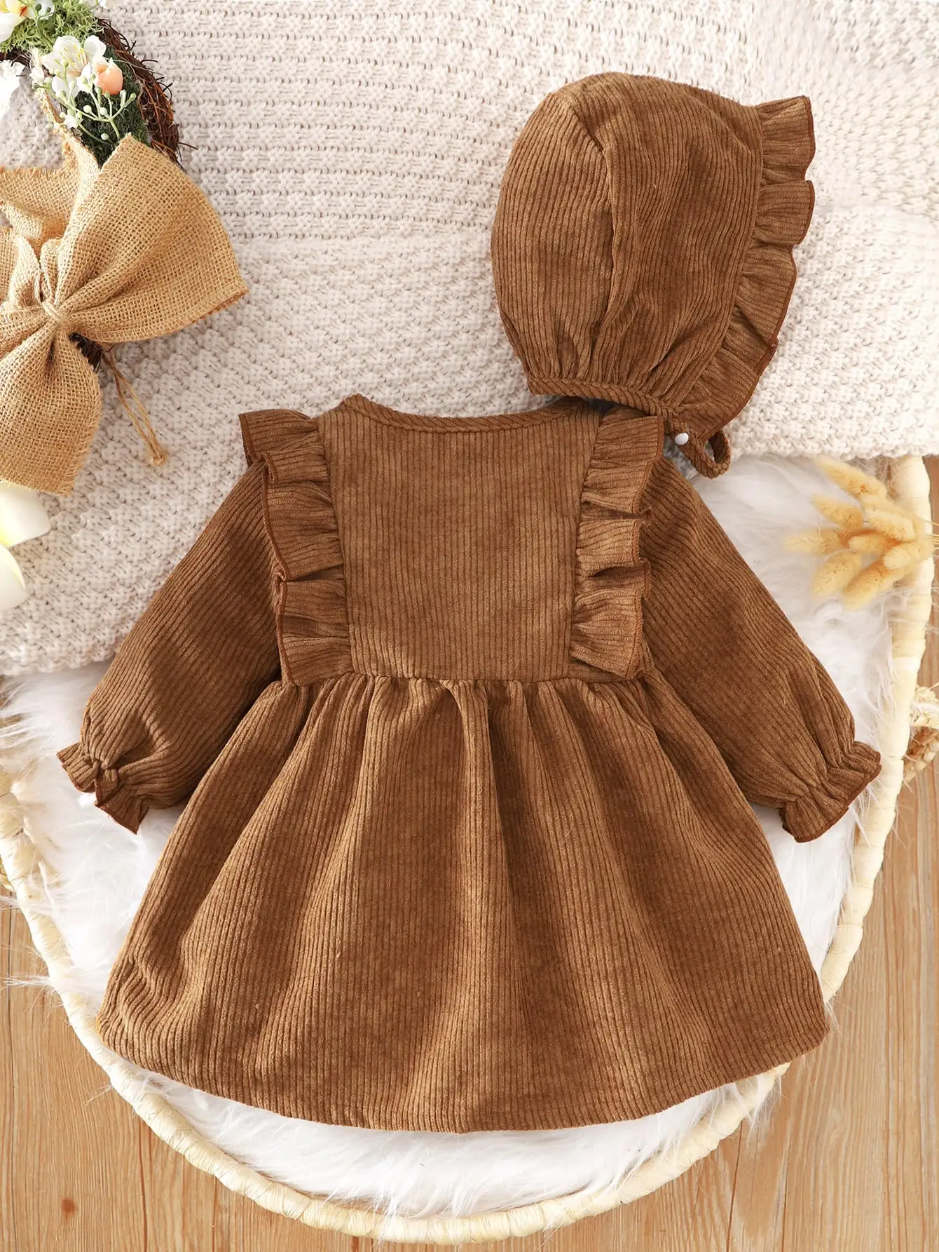 Baby autumn and winter fashion retro elegant exquisite comfortable dress.