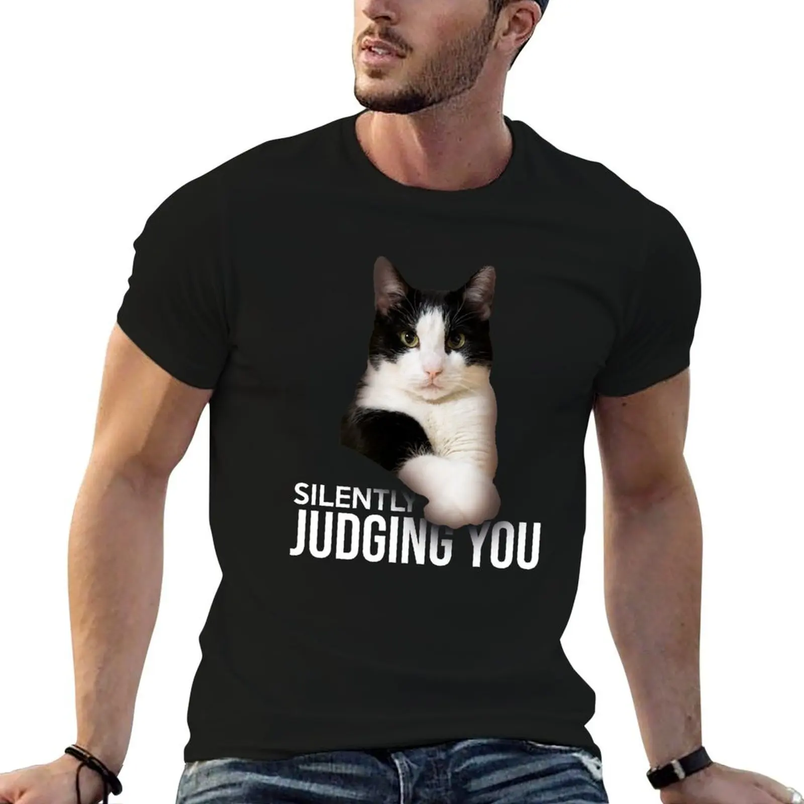 T-shirt « Silently Judging You Funny Serious Cat » classique, basique et décontracté