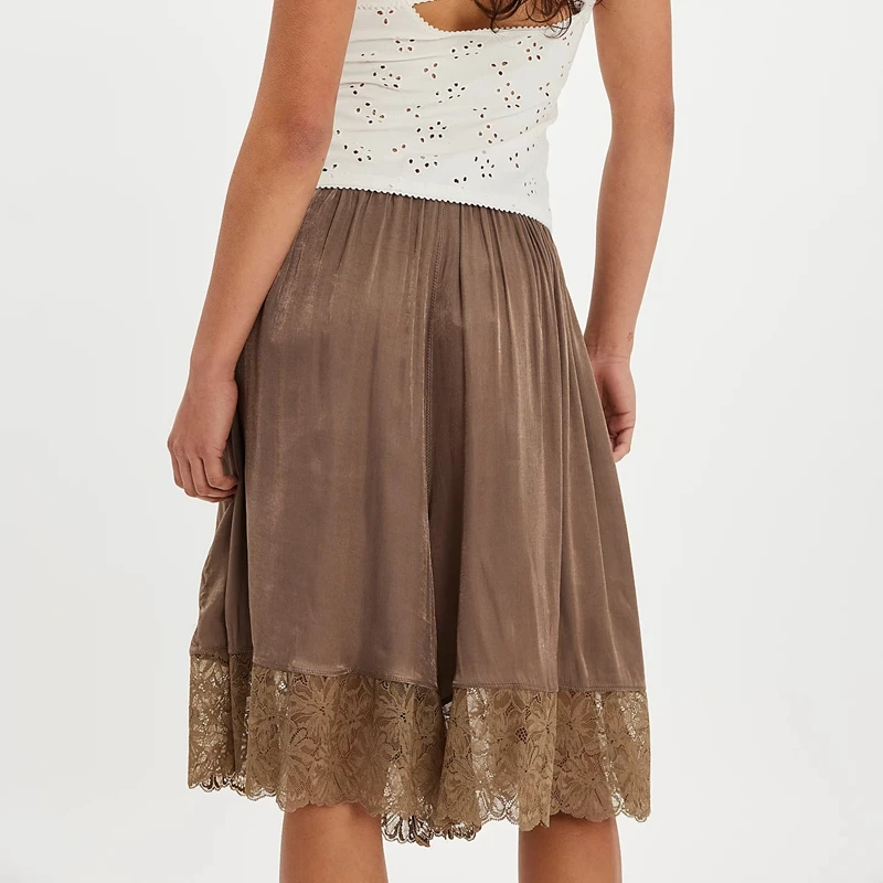 Pantalones cortos de pierna ancha hasta la rodilla para mujer, informales, tendencia y2k, dobladillo de encaje Floral, cintura media elástica con lazo, pantalones holgados atados