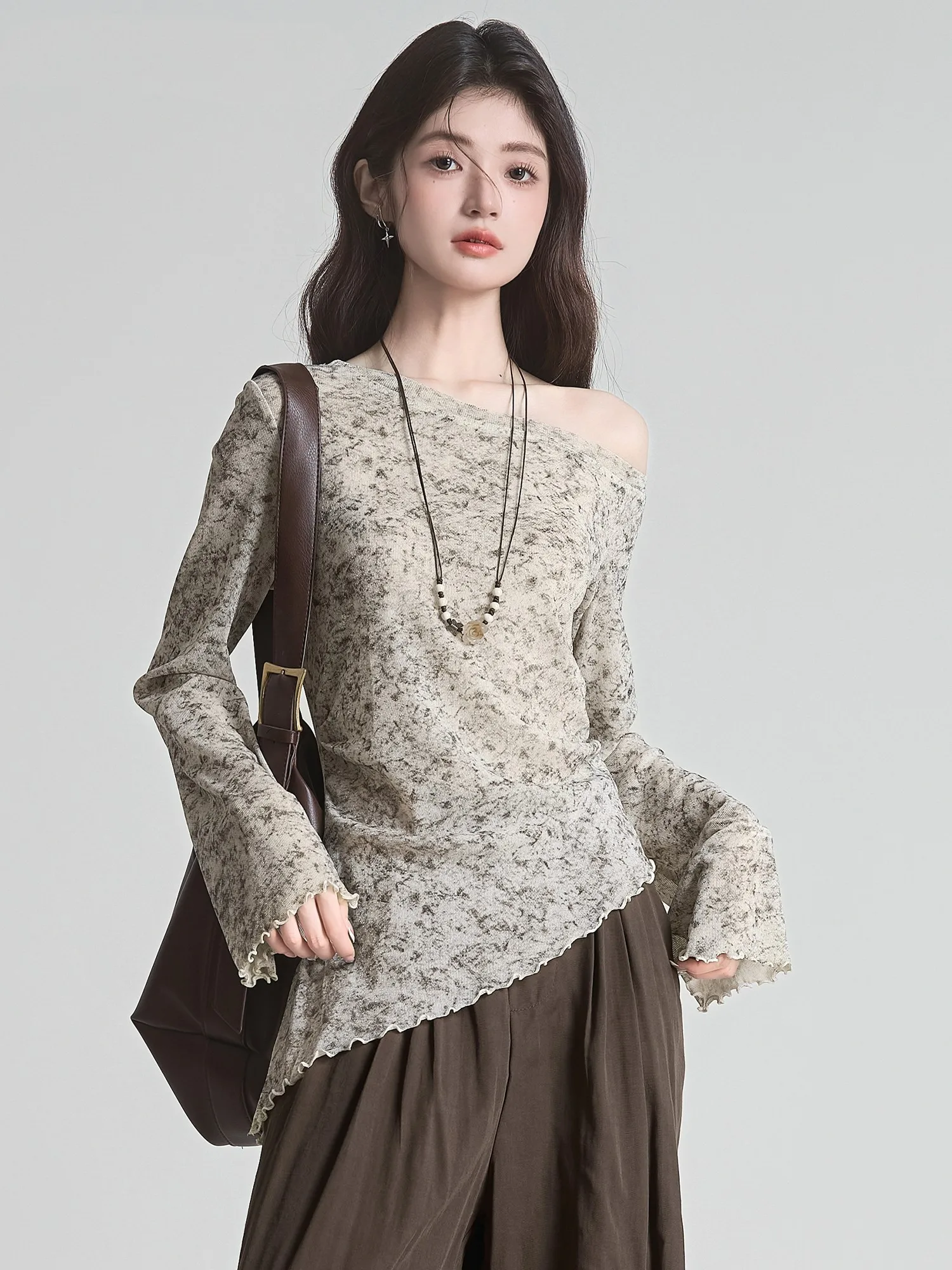 Camiseta Coreana Asimétrica de Manga Larga para Mujer, Capa Base con Mangas Acampanadas y Diseño de Hombro Descubierto