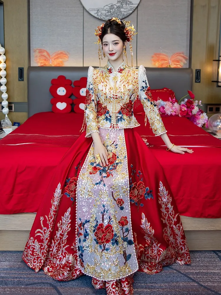

New Chinese-style toasting and wedding attire