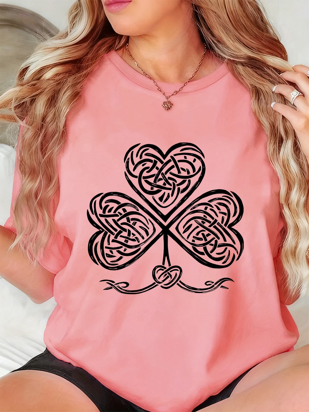Celtic Knot Clover Goldprints T-Shirts für Damen, Sommer-T-Shirts mit O-Ausschnitt, bequeme, weiche Kurzarm-Tops, lässige, lockere Kleidung