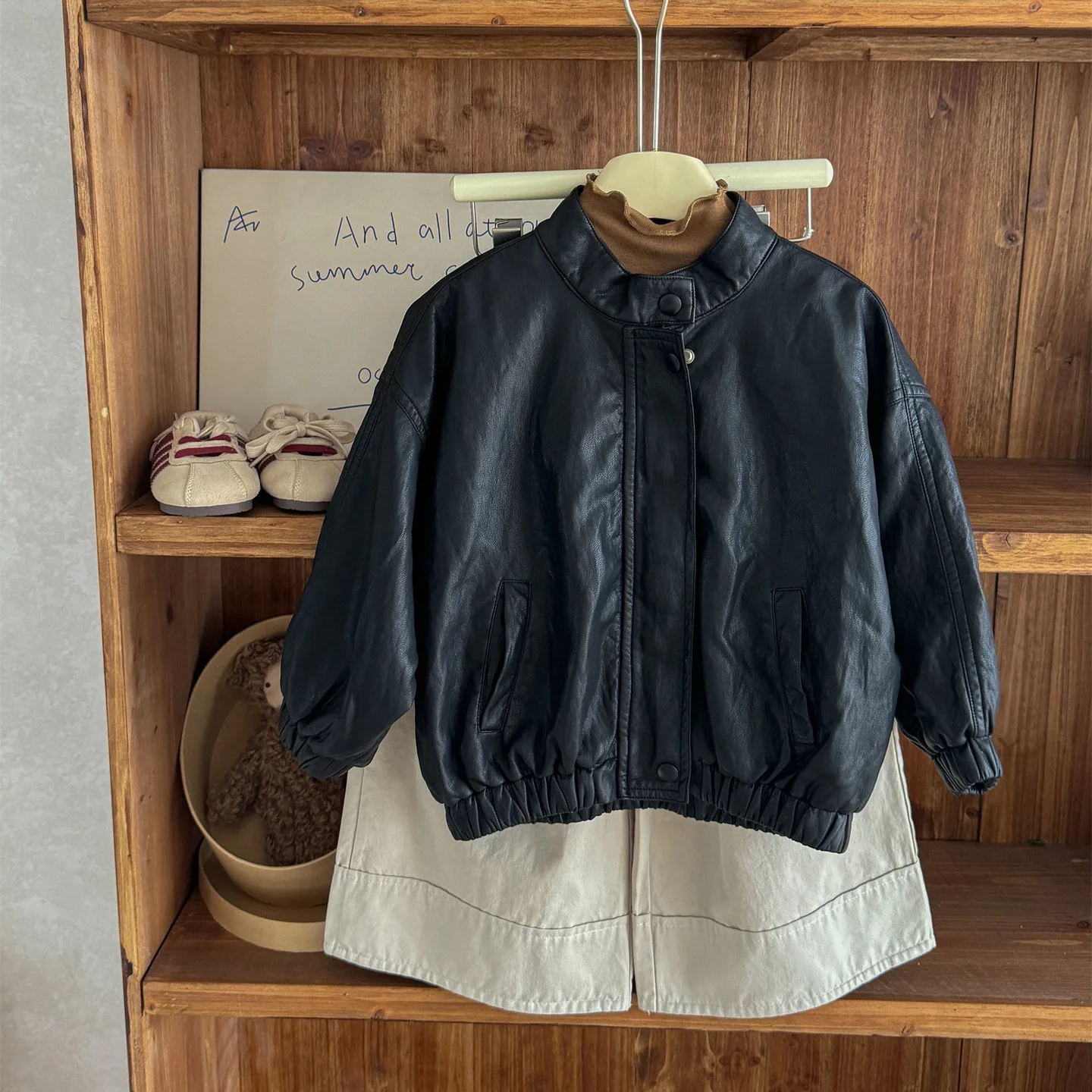 

Пальто для девочек, осень 2023, новая детская одежда, корейский стиль, детское пальто с лацканами из мягкой кожи, мотоциклетное ветрозащитное пальто, повседневное