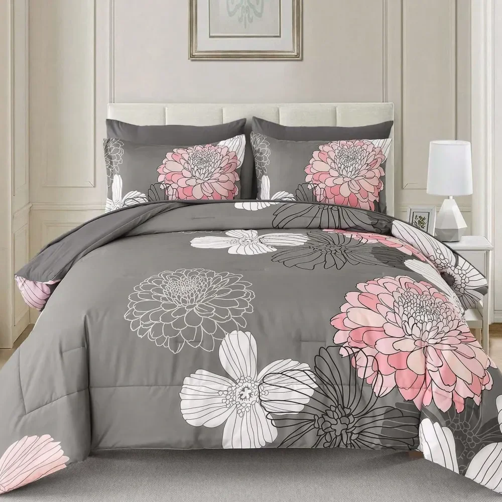 

Комплекты постельного белья из 7 предметов, черно-серый цвет, с цветочным принтом, размеры Queen и King, мягкая микрофибра, в комплекте: 1 одеяло, 2 наволочки.