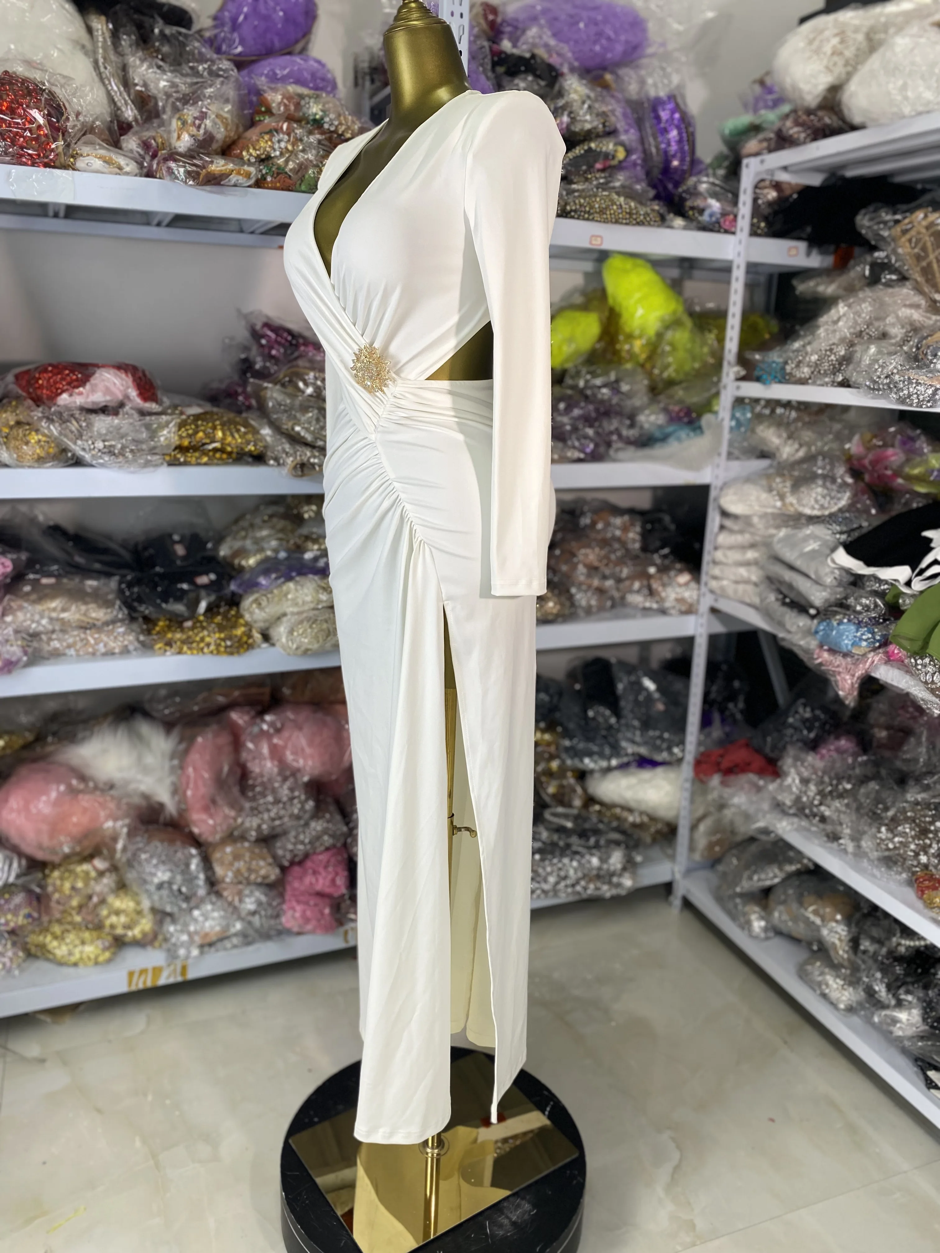 Vestido de fiesta blanco de lujo para mujer, suave, cómodo, elegante, manga larga, cuello en V, hebilla de diamantes, corte Maxi vestidos largos de fiesta de noche