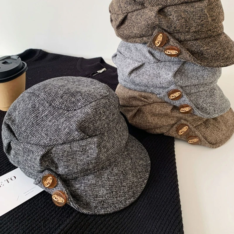 Japanische Retro-Reithut mit doppelten Knöpfen und plissiertem Klappendesign für Herbst und Winter, britische warme Newsboy-Mütze für Damen und Herren – Detail 7