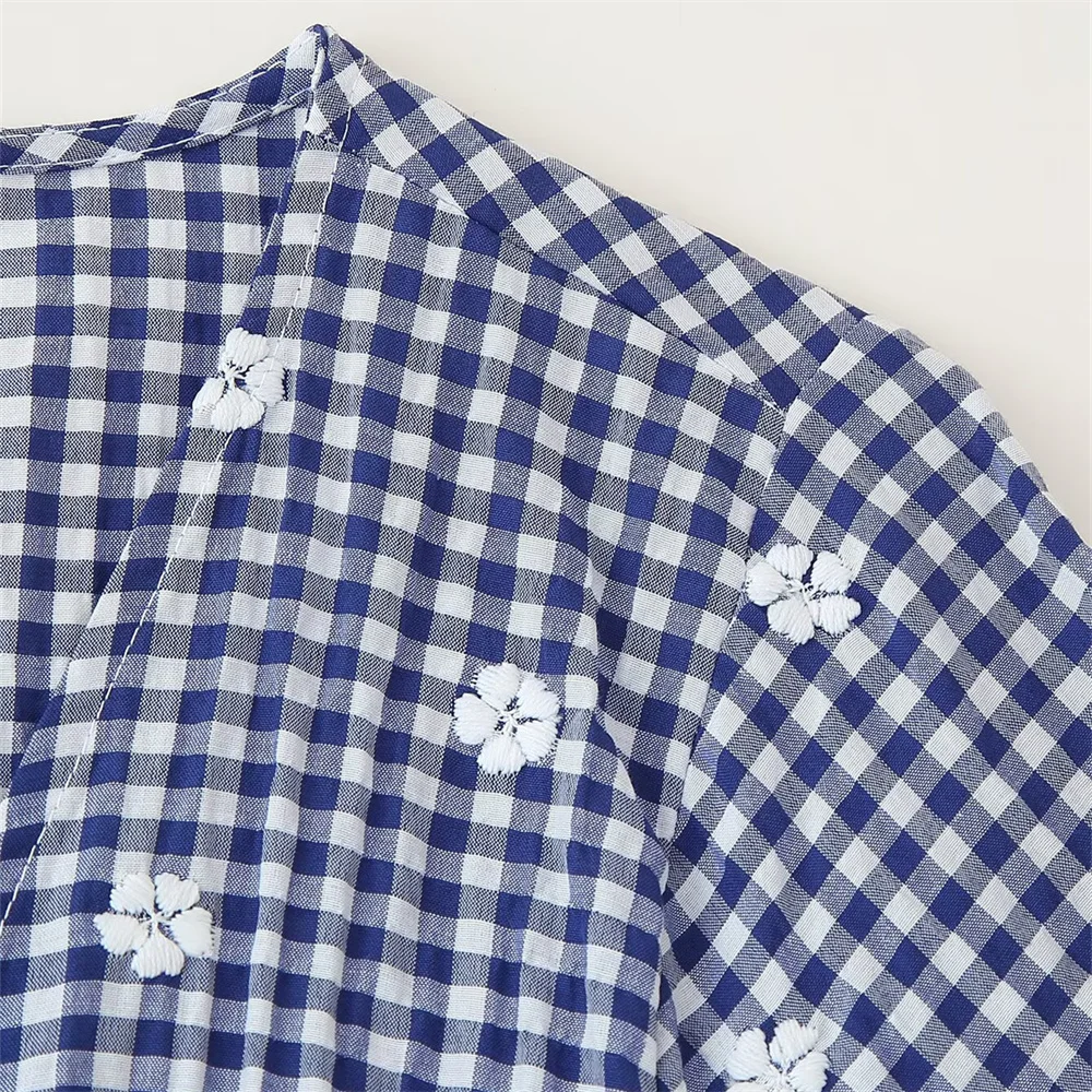 Verão novo feminino doce e versátil com decote em v mangas bufantes flor bordado pequena grade curto topo