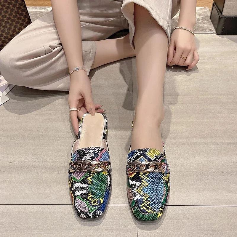 

Модные нескользящие износостойкие туфли на блочном каблуке с квадратным носком и глубоким вырезом на металлической цепочке, тапочки на низком каблуке со змеиным принтом