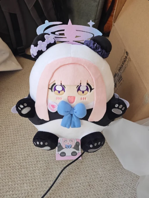 

Плюшевая игрушка-подушка «Идол» из Blue Archive: Ширасу Азуза, Мисино Мика, в позе сидячего мультяшного персонажа, с нарядом, подарок на день рождения