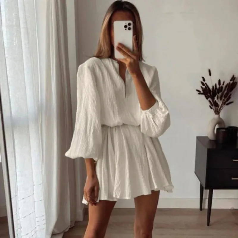 

Новое модное женское повседневное свободное плиссированное мини-платье в уличном стиле с V-образным вырезом, длинными рукавами и шнуровкой, элегантное бежевое хлопковое платье