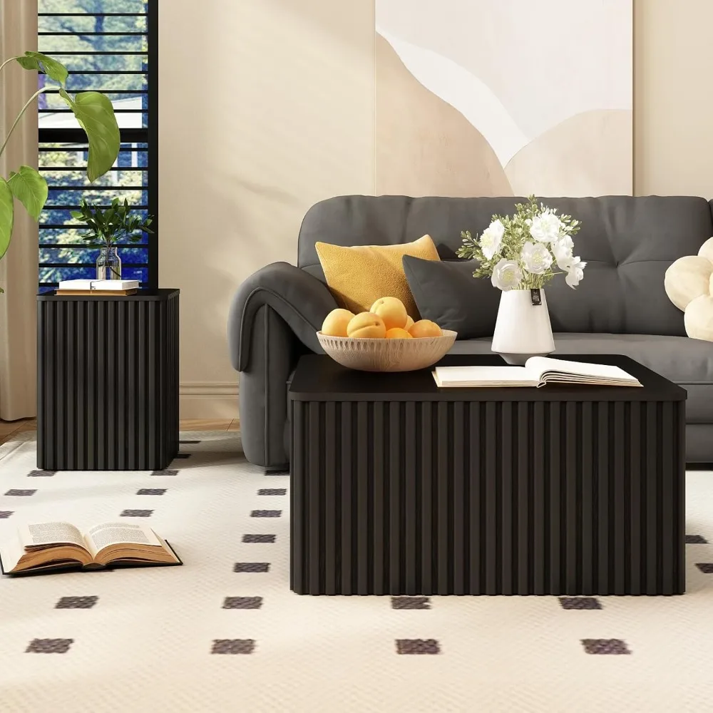 Duży kwadratowy stolik kawowy z radełkowanymi nogami, miejscem do przechowywania, blatem z litego drewna oklejonego, w stylu mid-century modern.