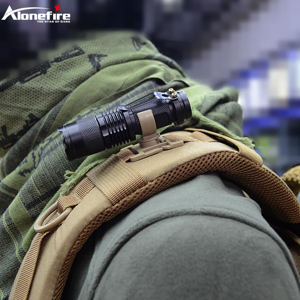 Obrotowy pierścień U Latarka Plecak roboczy Lampa Outdoor Hike Climb Pack Uchwyt na światło Rura wodna Słupek Narzędzie Zacisk Taśma na ramię Klips