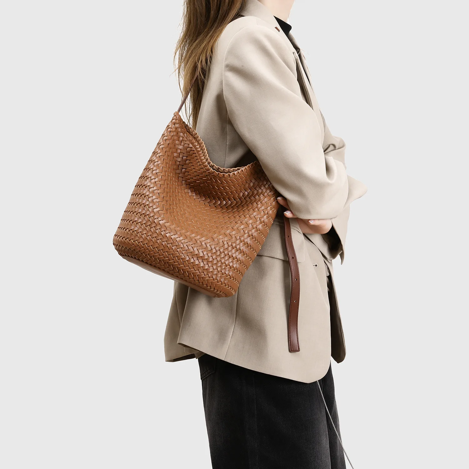 

Hand-woven shoulder bag Fashionable resort-style large-capacity bucket bag casual multi-functional women's bag